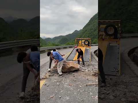 Boulders block the road, and truck drivers do this! #PositiveEnergy#GoodDeeds