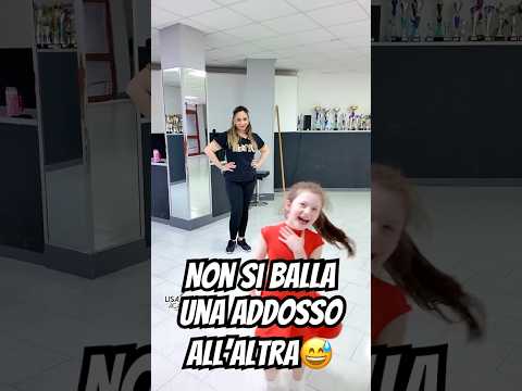 Non si balla una addosso all’altra 😅 | Lisa lo spiega… e Rossana la imita