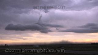 preview picture of video '8/19/2011 Wiggins, Colorado Gust front and wallcloud'