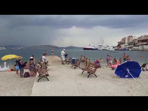Bubullima e vetëtima, moti i keq i prish plazhin pushuesve në Sarandë