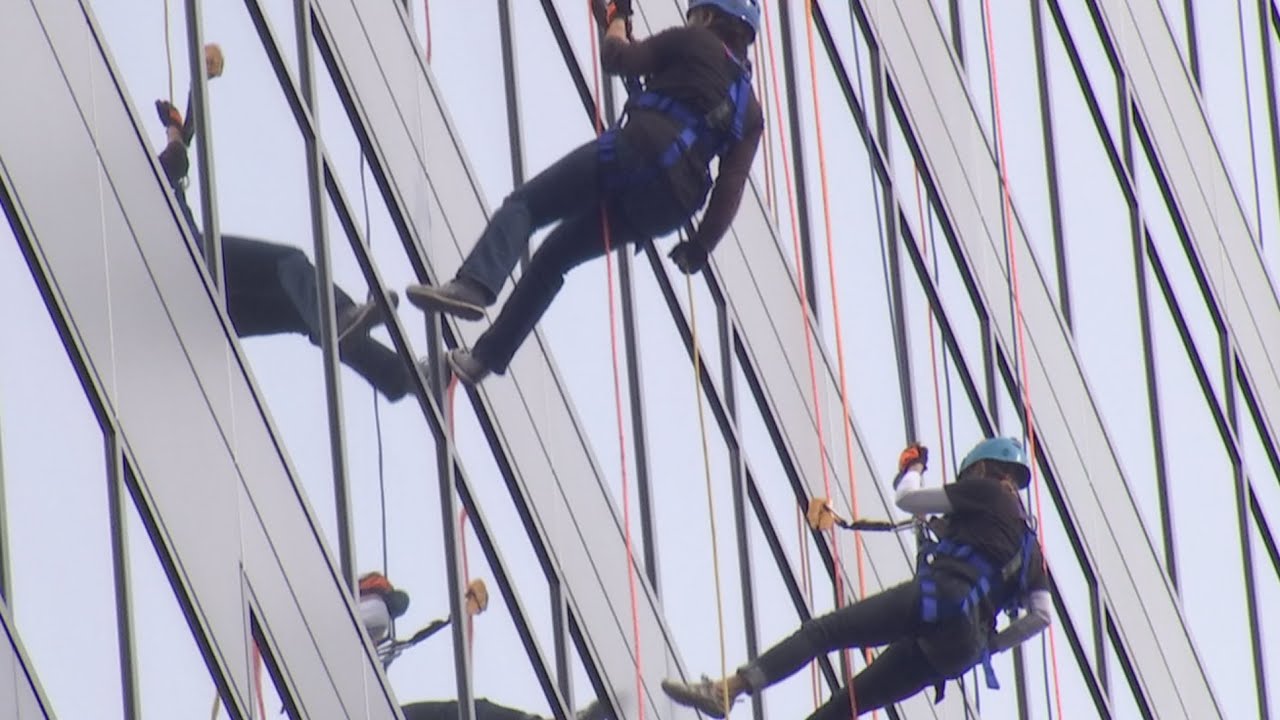 Rappelling down Phoenix skyscraper raises money for Special Olympics