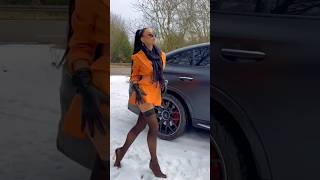 Download lagu Highheels walking class & a stunning Mercedes vibe👠👄🔥#mercedesamg #highheels #elegant mp3