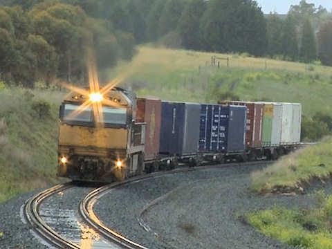 Long Freight Train Slowly Climbs Lovely Banks (Geelong) - PoathTV Australian Railways