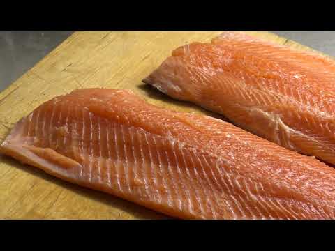 Kirjolohen filerointi ja suolaus.