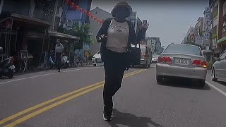 到底是誰教你這樣過馬路的？