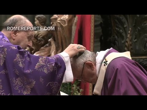 El Papa recibe la ceniza de manos del cardenal Angelo Comastri