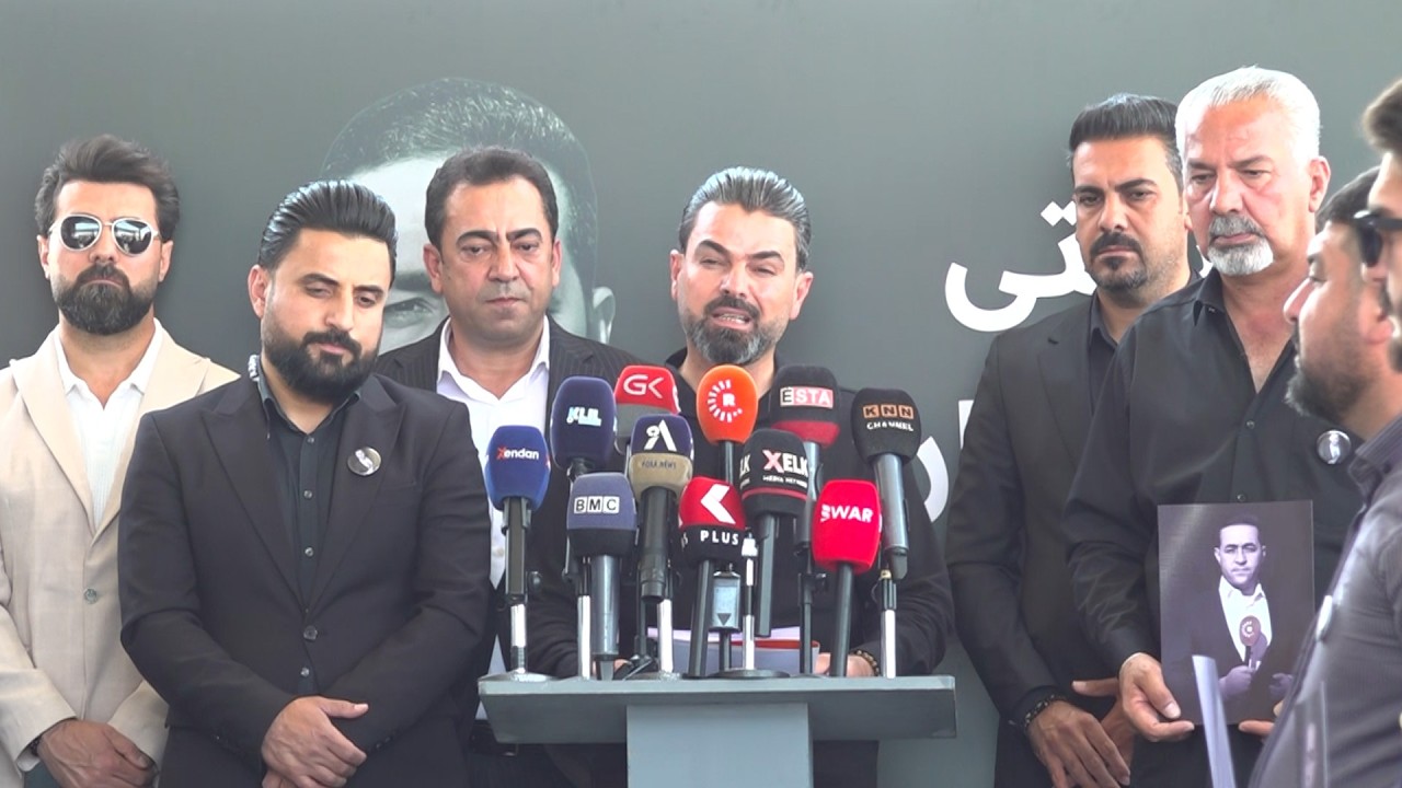 ڤیدیۆ | ڕۆژنامەنووسانی سلێمانی مەراسیمێكی ماتەمینیان بۆ گیانلەدەستدانی هەڵكەوت عەزیز ڕێكخست