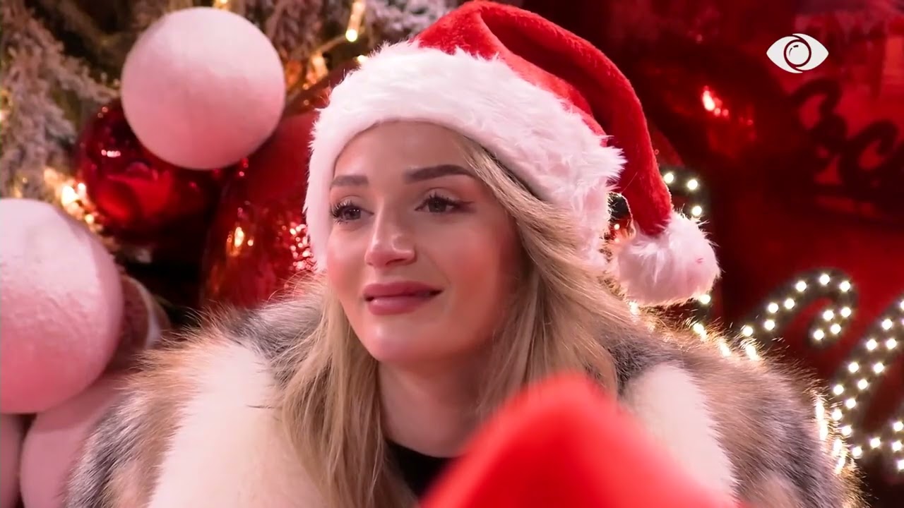 Lot dhe emocione! Banorët lexojnë kartolinat e përgatitura për familjarët