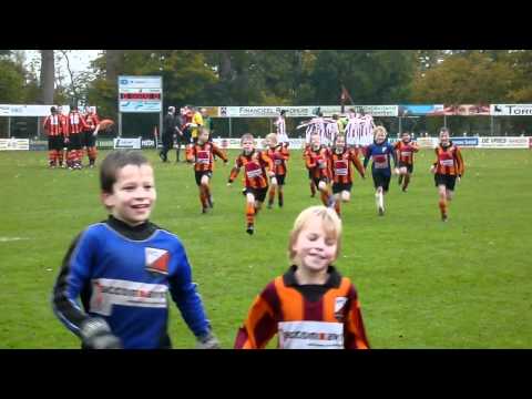 FC Zutphen F2 rent lachend het veld af