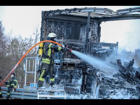 WILDECK: Auf der A4: Sattelauflieger komplett ausgebrannt - Kilometerlanger Stau
