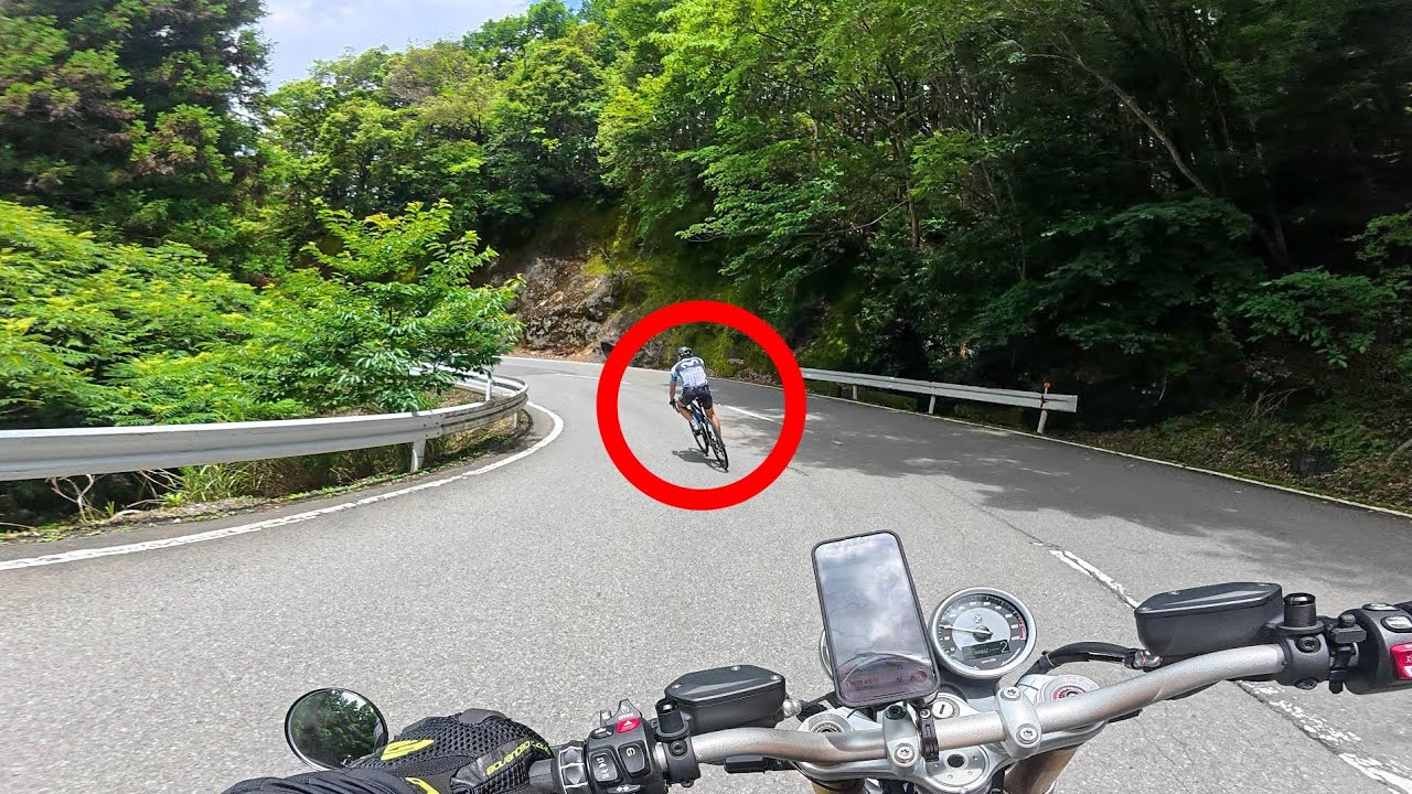 バイクが自転車を追い抜けません
