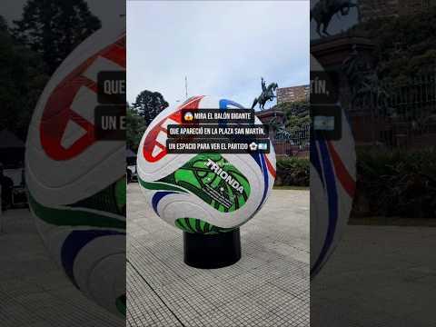 😱 Mira el balón gigante que apareció en Plaza San Martín BsAs, un espacio para ver el partido ⚽️💙🇦🇷