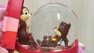 preview picture of video 'Chip ‘n Dale Snowglobe  25th Anniversary Disney Store Japan'