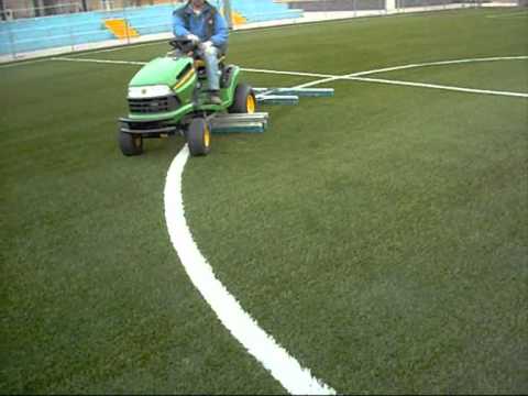 Manutenzione campo in erba sintetica 2.wmv