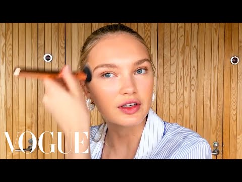 ロミー・ストライドの太陽に照らされた輝きへの道しるべ｜美容の秘密｜ヴォーグ (Romee Strijd's Guide to a Sun-Kissed Glow | Beauty Secrets | Vogue)