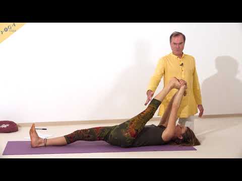 Liegender Spagat mit Handgelenken um den Fuß - Yoga Asana Lexikon