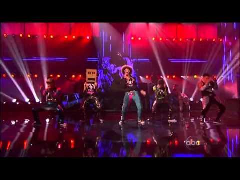 Party Rock Anthem/Sexy And I Know It (With Keenan Cahill, LMFAO, Justin Bieber & David Hasselhoff)