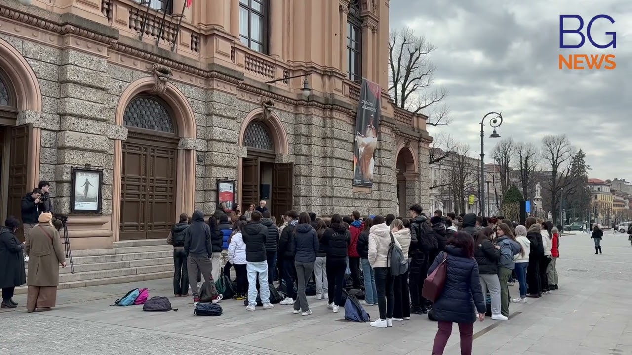 Giornata mondiale contro il bullismo: davanti al Donizetti un flashmob con centinaia di studenti