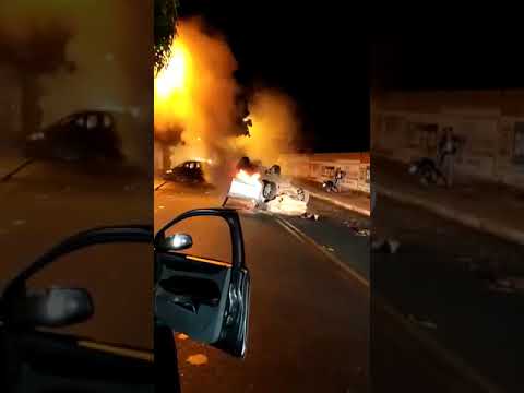 Acidente deixa duas pessoas feridas; um dos carros pegou fogo