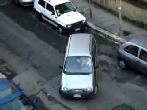 Frau versucht seitwärts zu parken - eine Katastrophe!