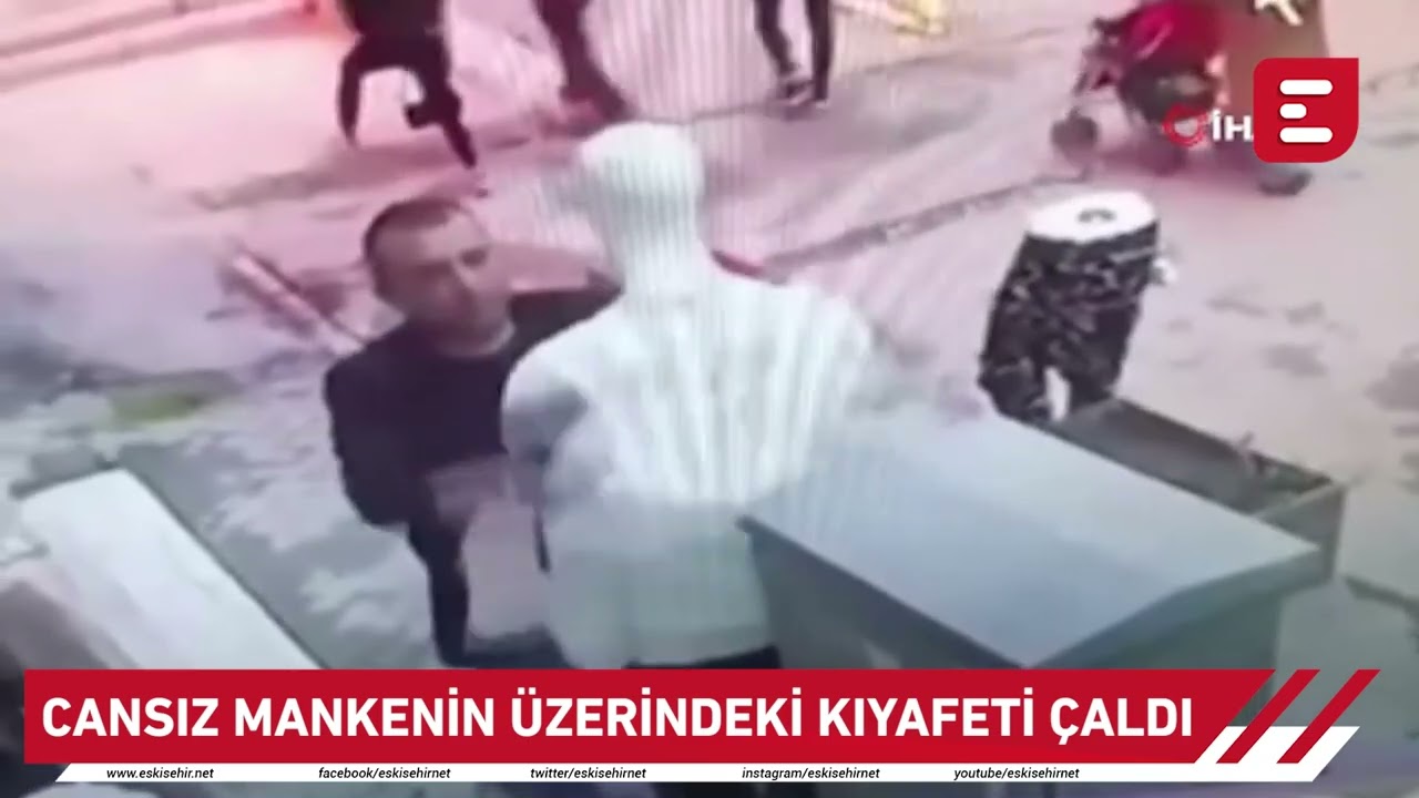 Cansız mankenin üzerindeki kıyafeti çaldı