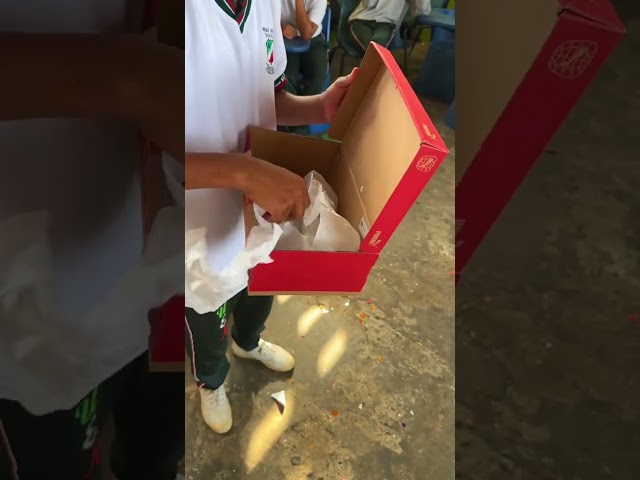 Vídeo relacionado con Aiwdeyi Delantal de broma de chef, delantales de broma creativos para hombres, el mejor regalo de broma, sorpresa escondido en el bolsillo, regalos divertidos
