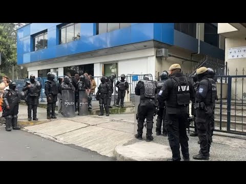 Ecuador: Police guard prosecutor's office where Jorge Glas awaits transfer to prison | AFP