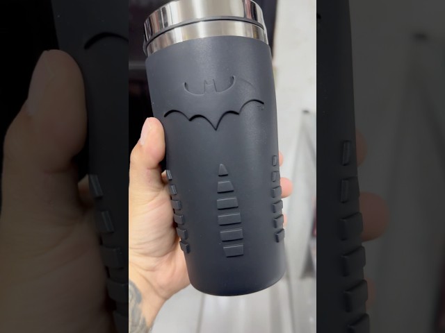 Vídeo relacionado con Paladone Taza de Viaje Batman - Tumbler Reutilizable para Café y Té, Termo para Viajes 450ml