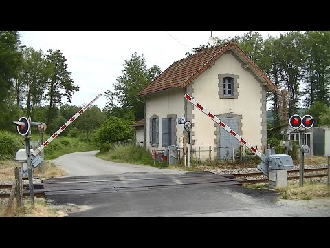 Spoorwegovergang Montaigut-le-Blanc (F) // Railroad crossing // Passage à niveau