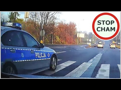 Policja w BMW wyprzedza na przejściu dla pieszych 