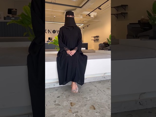 عباية بخامة منقطه واكمام تل زم