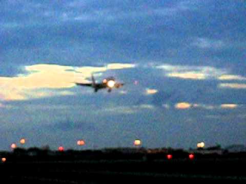 Star alliance airbus a330 spectacular landing in miami at night.