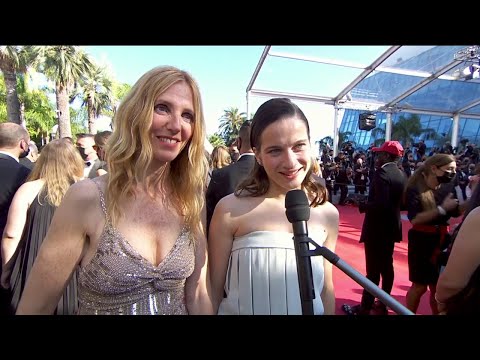 Sandrine Kiberlain et Rebecca Marder sur le Tapis Rouge - Cannes 2021