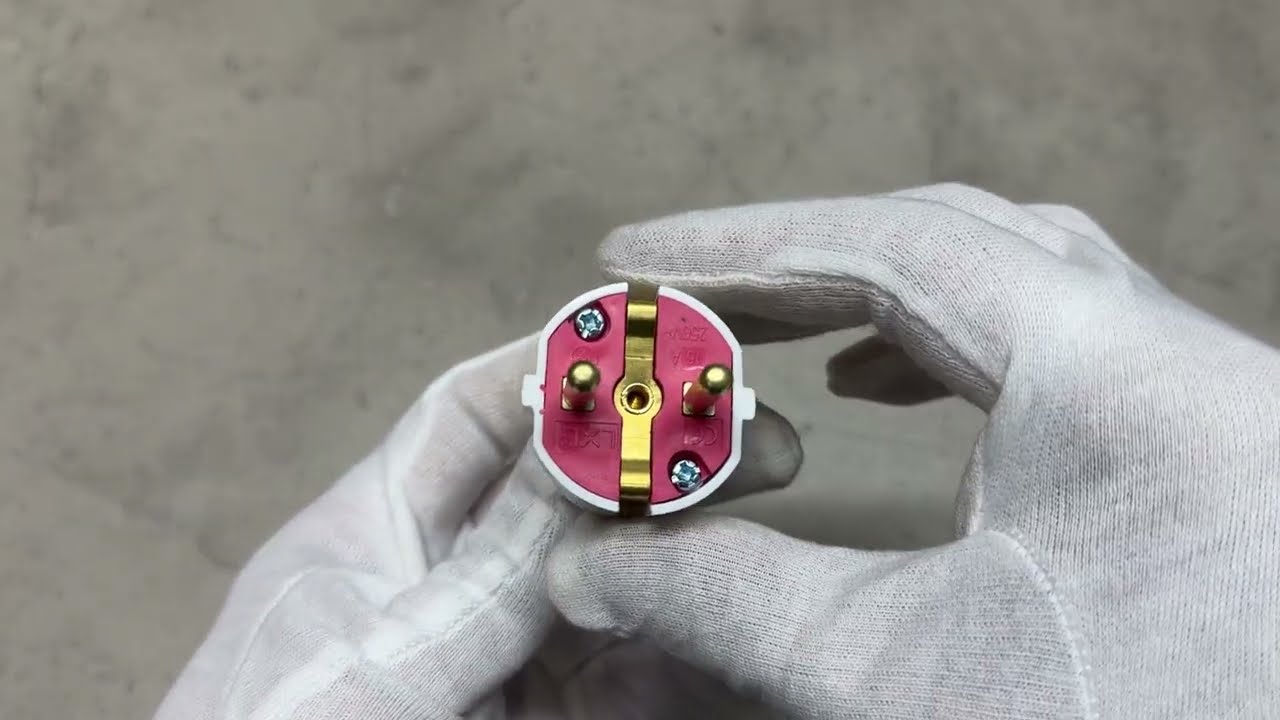 Вилка штепсельная LXL 326WHP с заземлением прямая белая