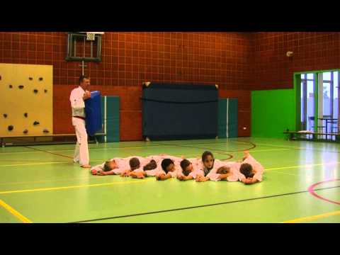 Taekwondo 2015 training september Sprong over 8 Jesse en Sander