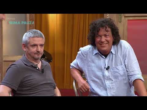 Partička: Stop: Trenér učí mladého kluka, jak držet plachtu