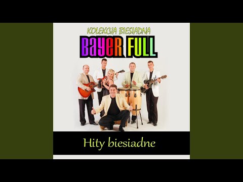 Kalina malina w lesie rozkwitala