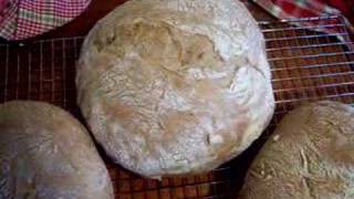 preview picture of video 'Pagnotta - Italian country bread - just out of the oven'