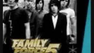 Put Ur Hands Up - Family Force 5 with lyrics