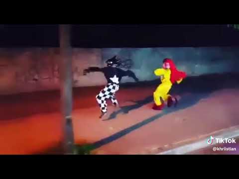 Palhaço dançado na rua.