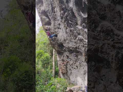 Daniel "Leleco" na via "The Glands" , 9b Gruta de Passa Vinte - MG