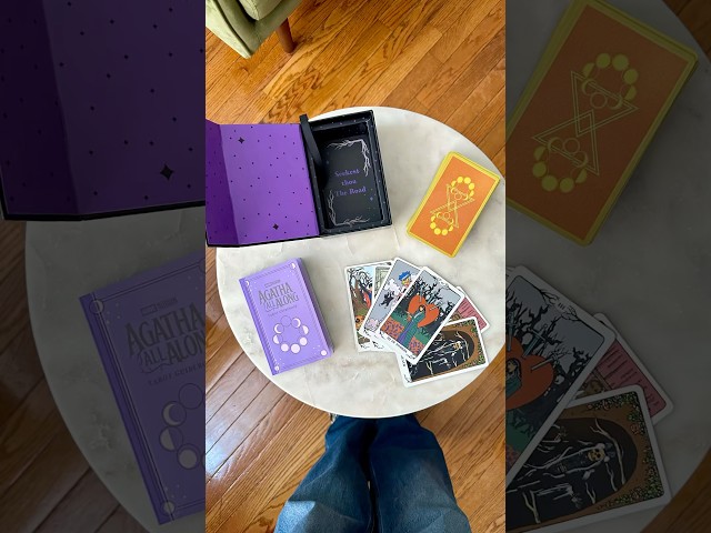 Vídeo relacionado con Marvel Agatha All Along Disney+ Agatha Harkness Tarot Card Camiseta