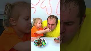 Download lagu Dad bites baby's finger!OMG!🤣😅😃😂 mp3