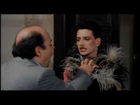 Al Bar dello Sport - scena portone