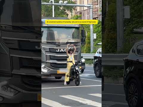 Tiny Rider vs Big Truck: Apology + Heart + Sprint 🫶 #m03 #ebike #cute