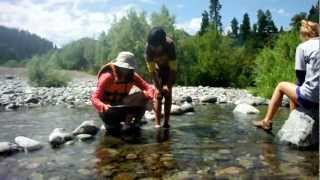 preview picture of video 'Family gold panning vacation and Klamath River Rafting Trip with Klamath River Resort Inn'
