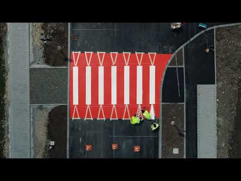 Aplicare marcaj rutier bicomponent rosu antiderapant cu trecere de pietoni supraînălțată.