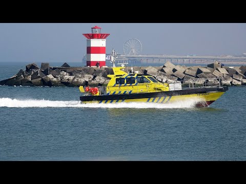 TS ANNA (port tender) voor even op scheveningen. 24-3-2021