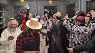 מתוך שמחת משתה היין בפורים ה'תשפ"ו (הרב מוטה פראנק) - התמונה מוצגת ישירות מתוך אתר האינטרנט יוטיוב. זכויות היוצרים בתמונה שייכות ליוצרה. קישור קרדיט למקור התוכן נמצא בתוך דף הסרטון