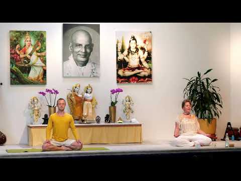 Yoga "Herzensweg" mit Karunamayi - Yoga Vidya Mittelstufe Live - 16:15 Uhr 17.06.2021